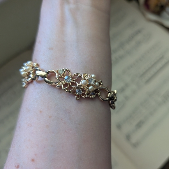 Vintage 50s Goldtone Floral Bracelet With Gemstones And Faux Pearls - Picture 11 of 13